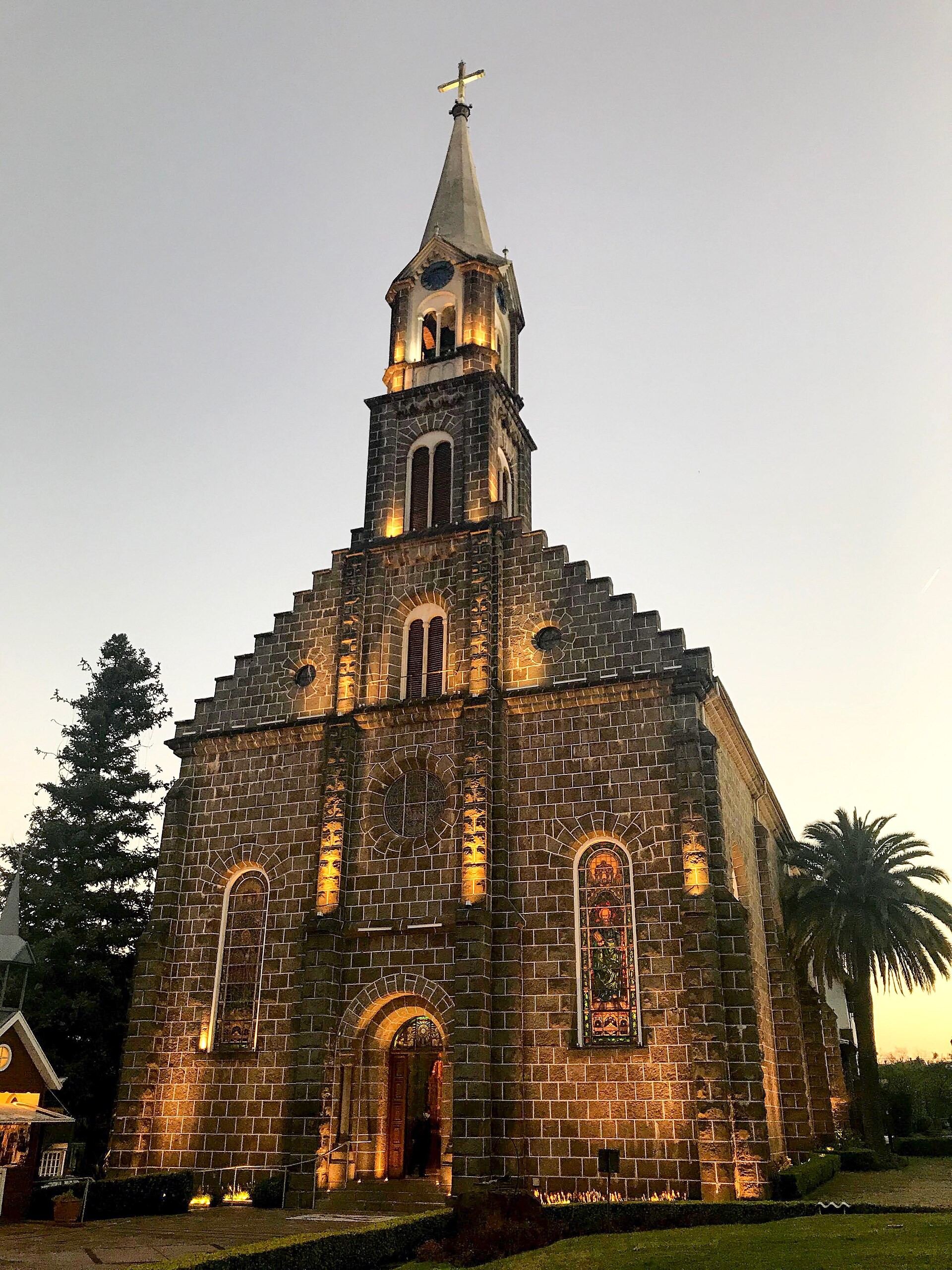 Fachada em pedra da Igreja São Pedro em Gramado ao entardecer.