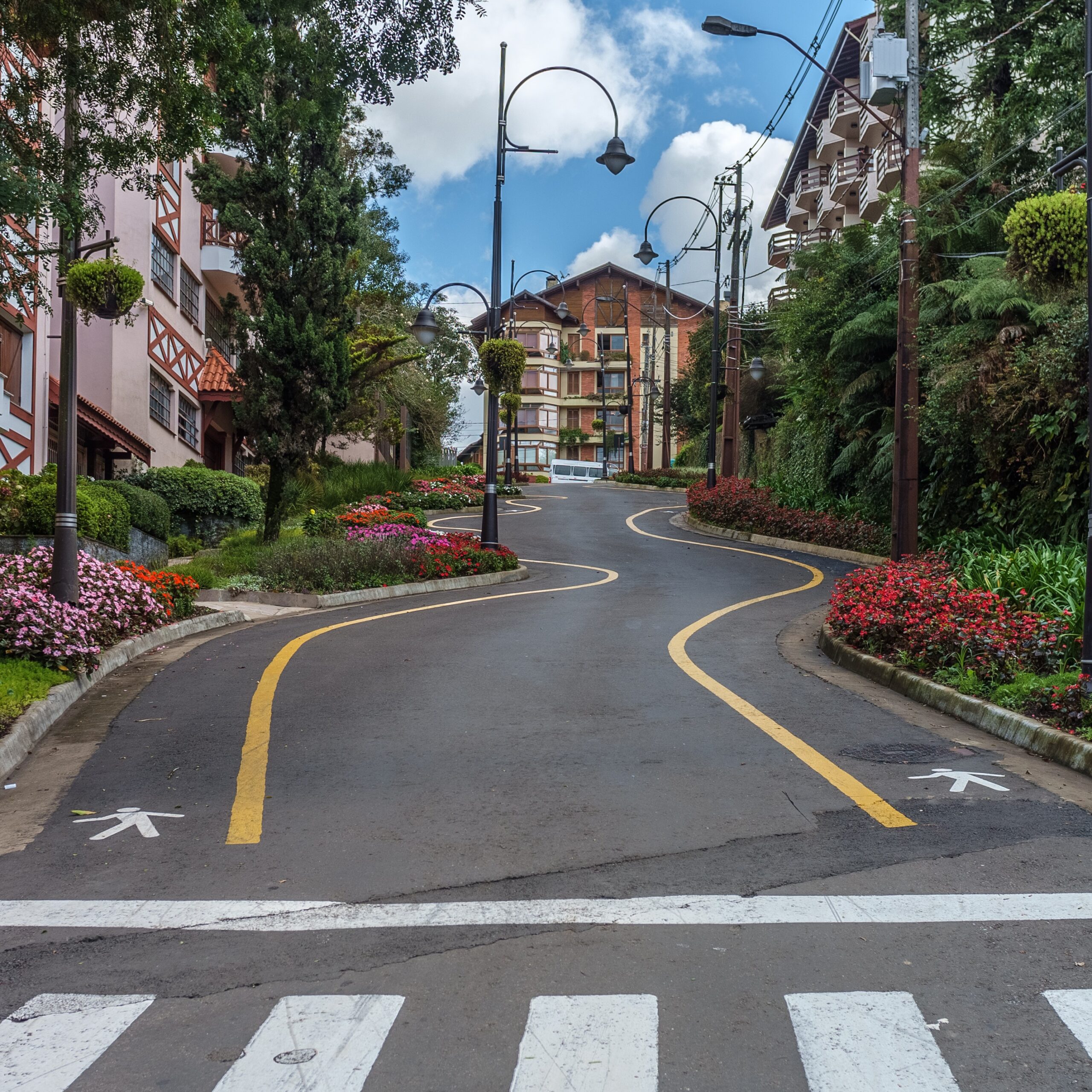 Rua Torta em Gramado com curvas e arquitetura ao redor.